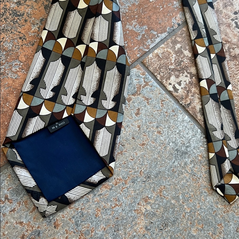 Geometric Patterned tie - Picture 3 of 3